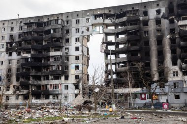 BORODYANKA, UKRAINE - APR. 06, 2022: Ukrayna 'da savaş. Rus işgalcilerin saldırısı sonucu Borodyanka sokaklarında kaos ve yıkım yaşandı.