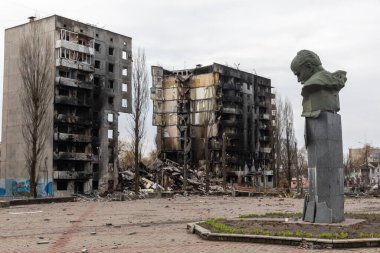 BORODYANKA, UKRAINE - APR. 06, 2022: Ukrayna 'da savaş. Rus işgalcilerin saldırısı sonucu Borodyanka sokaklarında kaos ve yıkım yaşandı.