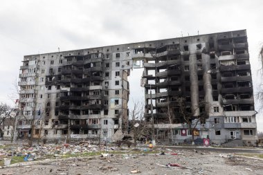 BORODYANKA, UKRAINE - APR. 06, 2022: Ukrayna 'da savaş. Rus işgalcilerin saldırısı sonucu Borodyanka sokaklarında kaos ve yıkım yaşandı.