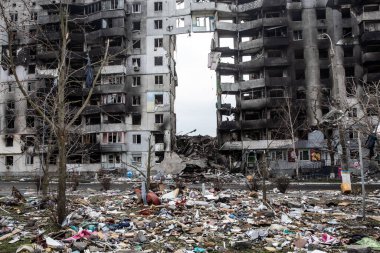 BORODYANKA, UKRAINE - APR. 06, 2022: Ukrayna 'da savaş. Rus işgalcilerin saldırısı sonucu Borodyanka sokaklarında kaos ve yıkım yaşandı.