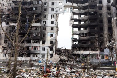 BORODYANKA, UKRAINE - APR. 06, 2022: Ukrayna 'da savaş. Rus işgalcilerin saldırısı sonucu Borodyanka sokaklarında kaos ve yıkım yaşandı.