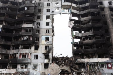 BORODYANKA, UKRAINE - APR. 06, 2022: Ukrayna 'da savaş. Rus işgalcilerin saldırısı sonucu Borodyanka sokaklarında kaos ve yıkım yaşandı.