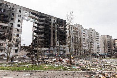 BORODYANKA, UKRAINE - APR. 06, 2022: Ukrayna 'da savaş. Rus işgalcilerin saldırısı sonucu Borodyanka sokaklarında kaos ve yıkım yaşandı.