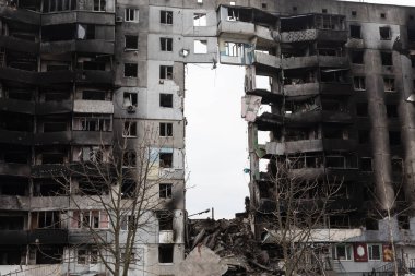 BORODYANKA, UKRAINE - APR. 06, 2022: Ukrayna 'da savaş. Rus işgalcilerin saldırısı sonucu Borodyanka sokaklarında kaos ve yıkım yaşandı.