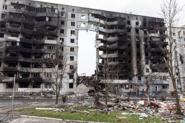 BORODYANKA, UKRAINE - APR. 06, 2022: Ukrayna 'da savaş. Rus işgalcilerin saldırısı sonucu Borodyanka sokaklarında kaos ve yıkım yaşandı.