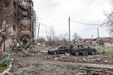 BORODYANKA, UKRAINE - APR. 06, 2022: Ukrayna 'da savaş. Rus işgalcilerin saldırısı sonucu Borodyanka sokaklarında kaos ve yıkım yaşandı.