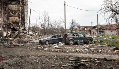 BORODYANKA, UKRAINE - APR. 06, 2022: Ukrayna 'da savaş. Rus işgalcilerin saldırısı sonucu Borodyanka sokaklarında kaos ve yıkım yaşandı.