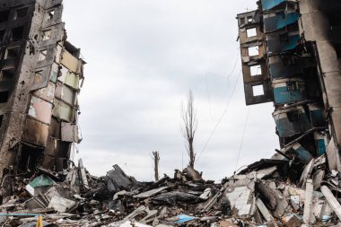 BORODYANKA, UKRAINE - APR. 06, 2022: Ukrayna 'da savaş. Rus işgalcilerin saldırısı sonucu Borodyanka sokaklarında kaos ve yıkım yaşandı.