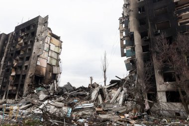 BORODYANKA, UKRAINE - APR. 06, 2022: Ukrayna 'da savaş. Rus işgalcilerin saldırısı sonucu Borodyanka sokaklarında kaos ve yıkım yaşandı.