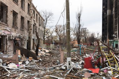 BORODYANKA, UKRAINE - APR. 06, 2022: Ukrayna 'da savaş. Rus işgalcilerin saldırısı sonucu Borodyanka sokaklarında kaos ve yıkım yaşandı.