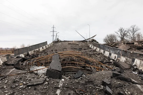 Borodyanka Ukraina Kwiecień 2022 Wojna Ukrainie Wysadzony Most Przy Wejściu — Zdjęcie stockowe