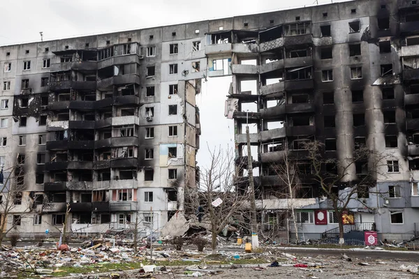 BORODYANKA, UKRAINE - APR. 06, 2022: Ukrayna 'da savaş. Rus işgalcilerin saldırısı sonucu Borodyanka sokaklarında kaos ve yıkım yaşandı.