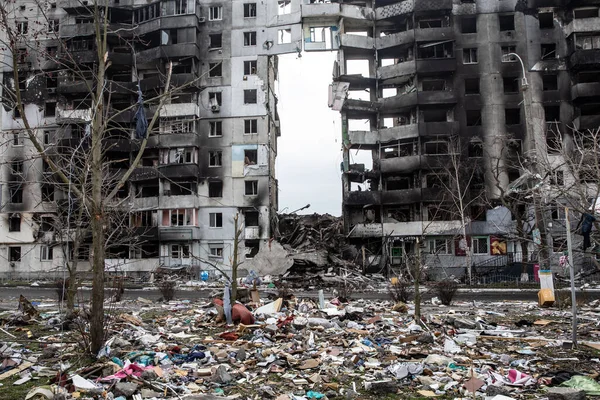 Borodyanka Ukraine Apr 2022年6月6日 ウクライナ戦争 ロシアの侵略者の攻撃の結果としてボロヤンカの通りの混乱と荒廃 — ストック写真