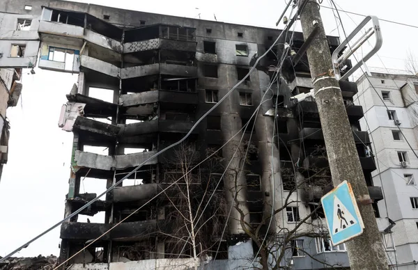 BORODYANKA, UKRAINE - APR. 06, 2022: Ukrayna 'da savaş. Rus işgalcilerin saldırısı sonucu Borodyanka sokaklarında kaos ve yıkım yaşandı.