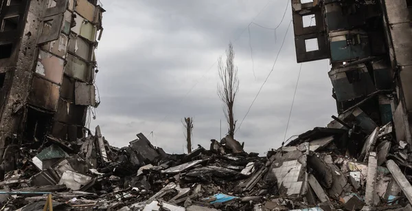 BORODYANKA, UKRAINE - APR. 06, 2022: Ukrayna 'da savaş. Rus işgalcilerin saldırısı sonucu Borodyanka sokaklarında kaos ve yıkım yaşandı.