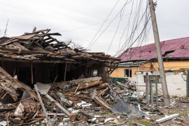 BORODYANKA, UKRAINE - APR. 06, 2022: Ukrayna 'da savaş. Rus işgalcilerin saldırısı sonucu Borodyanka sokaklarında kaos ve yıkım yaşandı.