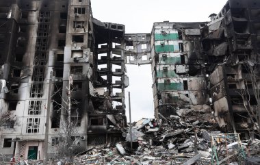 BORODYANKA, UKRAINE - APR. 06, 2022: Ukrayna 'da savaş. Rus işgalcilerin saldırısı sonucu Borodyanka sokaklarında kaos ve yıkım yaşandı.