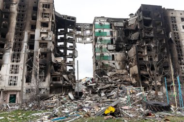 BORODYANKA, UKRAINE - APR. 06, 2022: Ukrayna 'da savaş. Rus işgalcilerin saldırısı sonucu Borodyanka sokaklarında kaos ve yıkım yaşandı.
