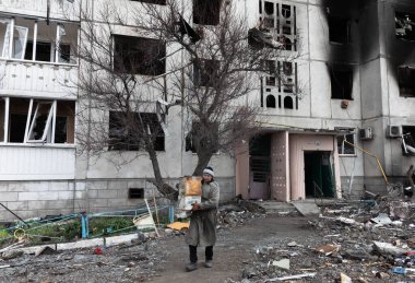 BORODYANKA, UKRAINE - APR. 06, 2022: Ukrayna 'da savaş. Rus işgalcilerin saldırısı sonucu Borodyanka sokaklarında kaos ve yıkım yaşandı.