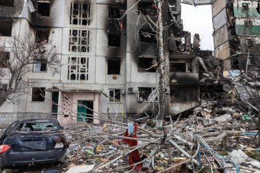 BORODYANKA, UKRAINE - APR. 06, 2022: Ukrayna 'da savaş. Rus işgalcilerin saldırısı sonucu Borodyanka sokaklarında kaos ve yıkım yaşandı.