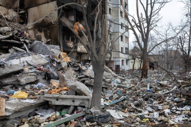 BORODYANKA, UKRAINE - APR. 06, 2022: Ukrayna 'da savaş. Rus işgalcilerin saldırısı sonucu Borodyanka sokaklarında kaos ve yıkım yaşandı.
