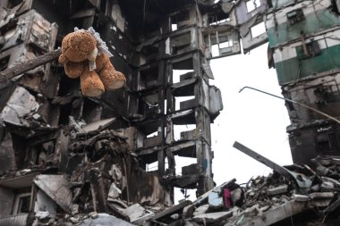 BORODYANKA, UKRAINE - APR. 06, 2022: Ukrayna 'da savaş. Rus işgalcilerin saldırısı sonucu Borodyanka sokaklarında kaos ve yıkım yaşandı.