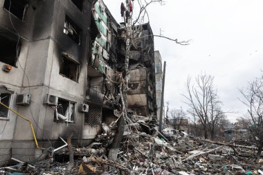 BORODYANKA, UKRAINE - APR. 06, 2022: Ukrayna 'da savaş. Rus işgalcilerin saldırısı sonucu Borodyanka sokaklarında kaos ve yıkım yaşandı.