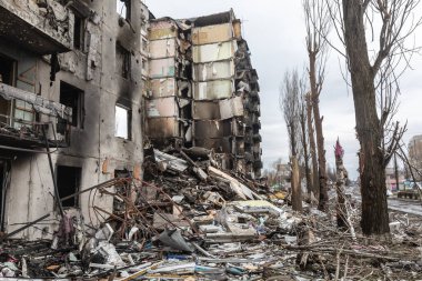 BORODYANKA, UKRAINE - APR. 06, 2022: Ukrayna 'da savaş. Rus işgalcilerin saldırısı sonucu Borodyanka sokaklarında kaos ve yıkım yaşandı.