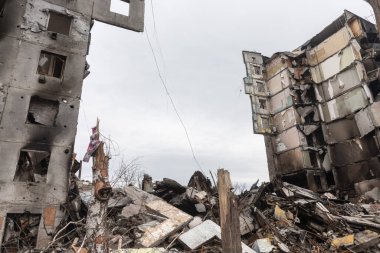 BORODYANKA, UKRAINE - APR. 06, 2022: Ukrayna 'da savaş. Rus işgalcilerin saldırısı sonucu Borodyanka sokaklarında kaos ve yıkım yaşandı.