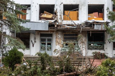 BORODYANKA, UKRAINE - APR. 06, 2022: Ukrayna 'da savaş. Rus işgalcilerin saldırısı sonucu Borodyanka sokaklarında kaos ve yıkım yaşandı.