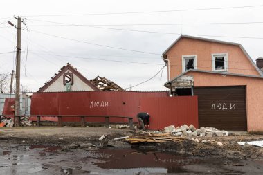 BORODYANKA, UKRAINE - APR. 06, 2022: Ukrayna 'da savaş. Rus işgalcilerin saldırısı sonucu Borodyanka sokaklarında kaos ve yıkım yaşandı.