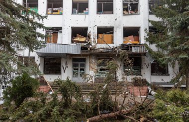 BORODYANKA, UKRAINE - APR. 06, 2022: Ukrayna 'da savaş. Rus işgalcilerin saldırısı sonucu Borodyanka sokaklarında kaos ve yıkım yaşandı.