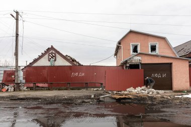 BORODYANKA, UKRAINE - APR. 06, 2022: Ukrayna 'da savaş. Rus işgalcilerin saldırısı sonucu Borodyanka sokaklarında kaos ve yıkım yaşandı.