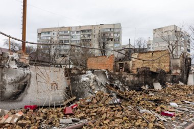 BORODYANKA, UKRAINE - APR. 06, 2022: Ukrayna 'da savaş. Rus işgalcilerin saldırısı sonucu Borodyanka sokaklarında kaos ve yıkım yaşandı.