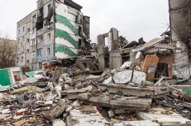 BORODYANKA, UKRAINE - APR. 06, 2022: Ukrayna 'da savaş. Rus işgalcilerin saldırısı sonucu Borodyanka sokaklarında kaos ve yıkım yaşandı.