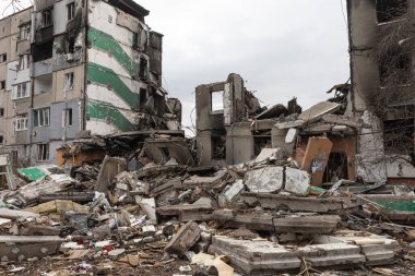 BORODYANKA, UKRAINE - APR. 06, 2022: Ukrayna 'da savaş. Rus işgalcilerin saldırısı sonucu Borodyanka sokaklarında kaos ve yıkım yaşandı.