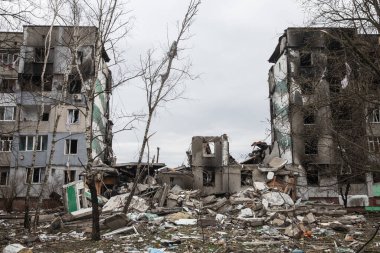BORODYANKA, UKRAINE - APR. 06, 2022: Ukrayna 'da savaş. Rus işgalcilerin saldırısı sonucu Borodyanka sokaklarında kaos ve yıkım yaşandı.