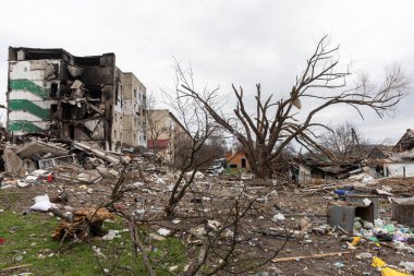 BORODYANKA, UKRAINE - APR. 06, 2022: Ukrayna 'da savaş. Rus işgalcilerin saldırısı sonucu Borodyanka sokaklarında kaos ve yıkım yaşandı.