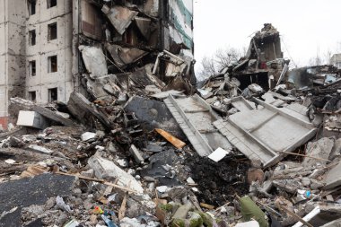 BORODYANKA, UKRAINE - APR. 06, 2022: Ukrayna 'da savaş. Rus işgalcilerin saldırısı sonucu Borodyanka sokaklarında kaos ve yıkım yaşandı.