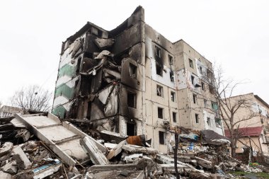 BORODYANKA, UKRAINE - APR. 06, 2022: Ukrayna 'da savaş. Rus işgalcilerin saldırısı sonucu Borodyanka sokaklarında kaos ve yıkım yaşandı.