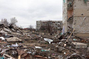 BORODYANKA, UKRAINE - APR. 06, 2022: Ukrayna 'da savaş. Rus işgalcilerin saldırısı sonucu Borodyanka sokaklarında kaos ve yıkım yaşandı.
