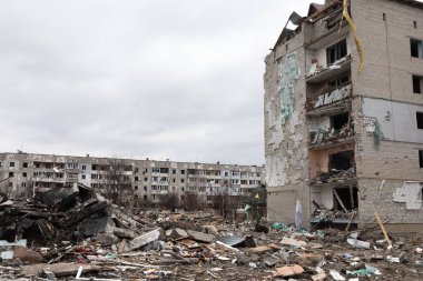 BORODYANKA, UKRAINE - APR. 06, 2022: Ukrayna 'da savaş. Rus işgalcilerin saldırısı sonucu Borodyanka sokaklarında kaos ve yıkım yaşandı.