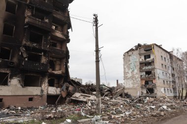BORODYANKA, UKRAINE - APR. 06, 2022: Ukrayna 'da savaş. Rus işgalcilerin saldırısı sonucu Borodyanka sokaklarında kaos ve yıkım yaşandı.