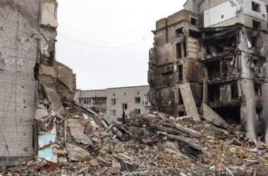 BORODYANKA, UKRAINE - APR. 06, 2022: Ukrayna 'da savaş. Rus işgalcilerin saldırısı sonucu Borodyanka sokaklarında kaos ve yıkım yaşandı.