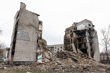BORODYANKA, UKRAINE - APR. 06, 2022: Ukrayna 'da savaş. Rus işgalcilerin saldırısı sonucu Borodyanka sokaklarında kaos ve yıkım yaşandı.