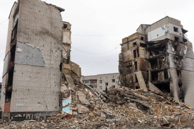 BORODYANKA, UKRAINE - APR. 06, 2022: Ukrayna 'da savaş. Rus işgalcilerin saldırısı sonucu Borodyanka sokaklarında kaos ve yıkım yaşandı.