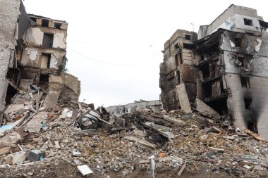 BORODYANKA, UKRAINE - APR. 06, 2022: Ukrayna 'da savaş. Rus işgalcilerin saldırısı sonucu Borodyanka sokaklarında kaos ve yıkım yaşandı.