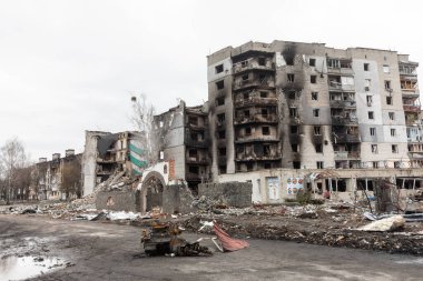 BORODYANKA, UKRAINE - APR. 06, 2022: Ukrayna 'da savaş. Rus işgalcilerin saldırısı sonucu Borodyanka sokaklarında kaos ve yıkım yaşandı.