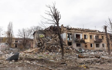 BORODYANKA, UKRAINE - APR. 06, 2022: Ukrayna 'da savaş. Rus işgalcilerin saldırısı sonucu Borodyanka sokaklarında kaos ve yıkım yaşandı.