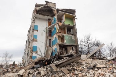 BORODYANKA, UKRAINE - APR. 06, 2022: Ukrayna 'da savaş. Rus işgalcilerin saldırısı sonucu Borodyanka sokaklarında kaos ve yıkım yaşandı.